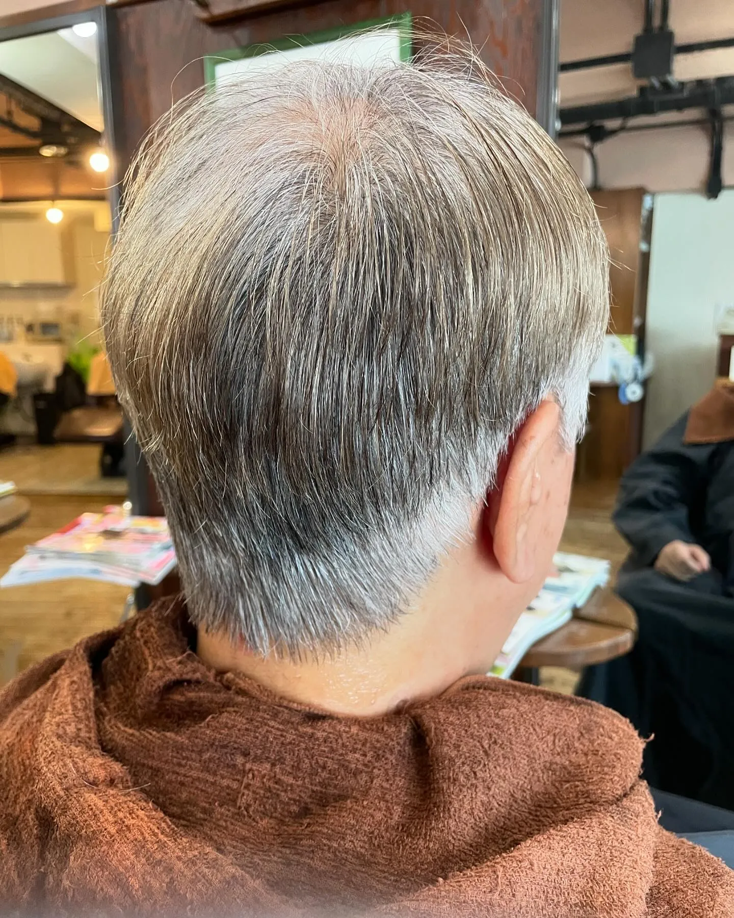 グレイカラーではなくファッションカラーで…